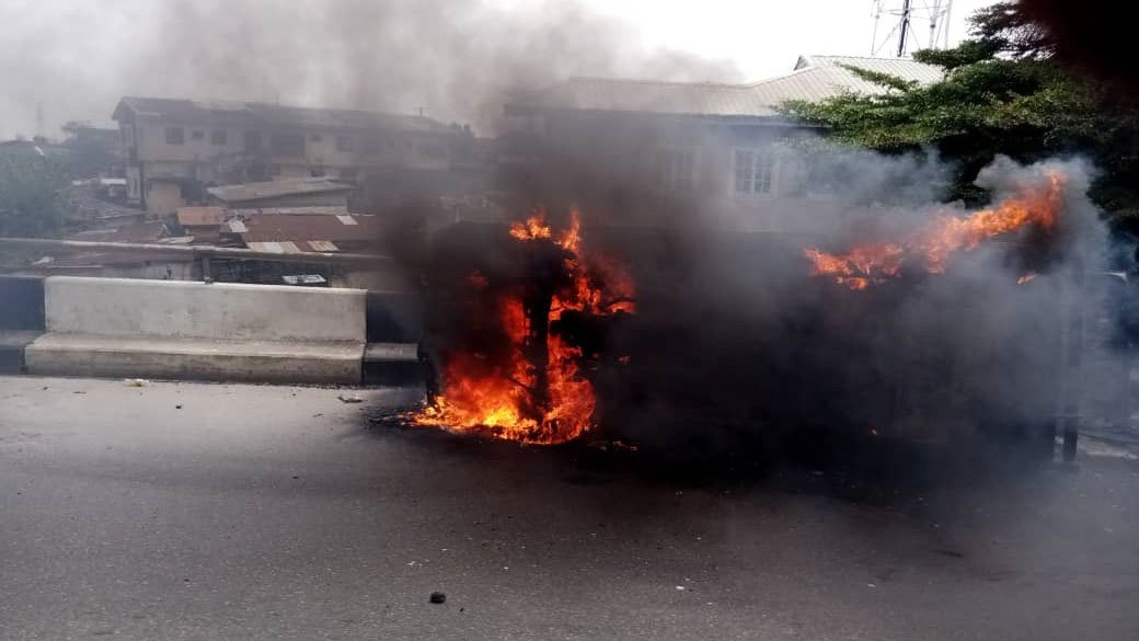 Again, fire guts vehicle on Third Mainland Bridge