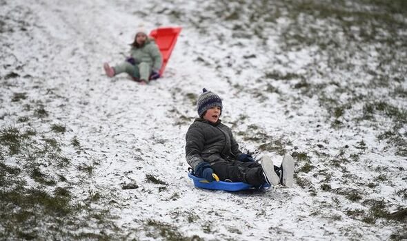 Heavy snow forces UK schools to close