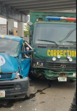 Correctional Centre truck disobeys traffic rules, injures commuters in Osun