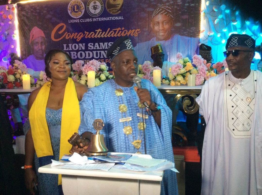 Public Presentation: DG District 404B-4 Nigeria, Samson Abodunrin raises the bar of charity, donates cash, grinding machine to Nigerians