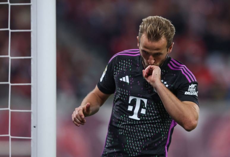 Kane penalty helps Bayern snatch draw at Leipzig