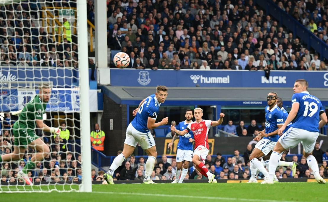 Trossard scores as Arsenal beat Everton 1-0