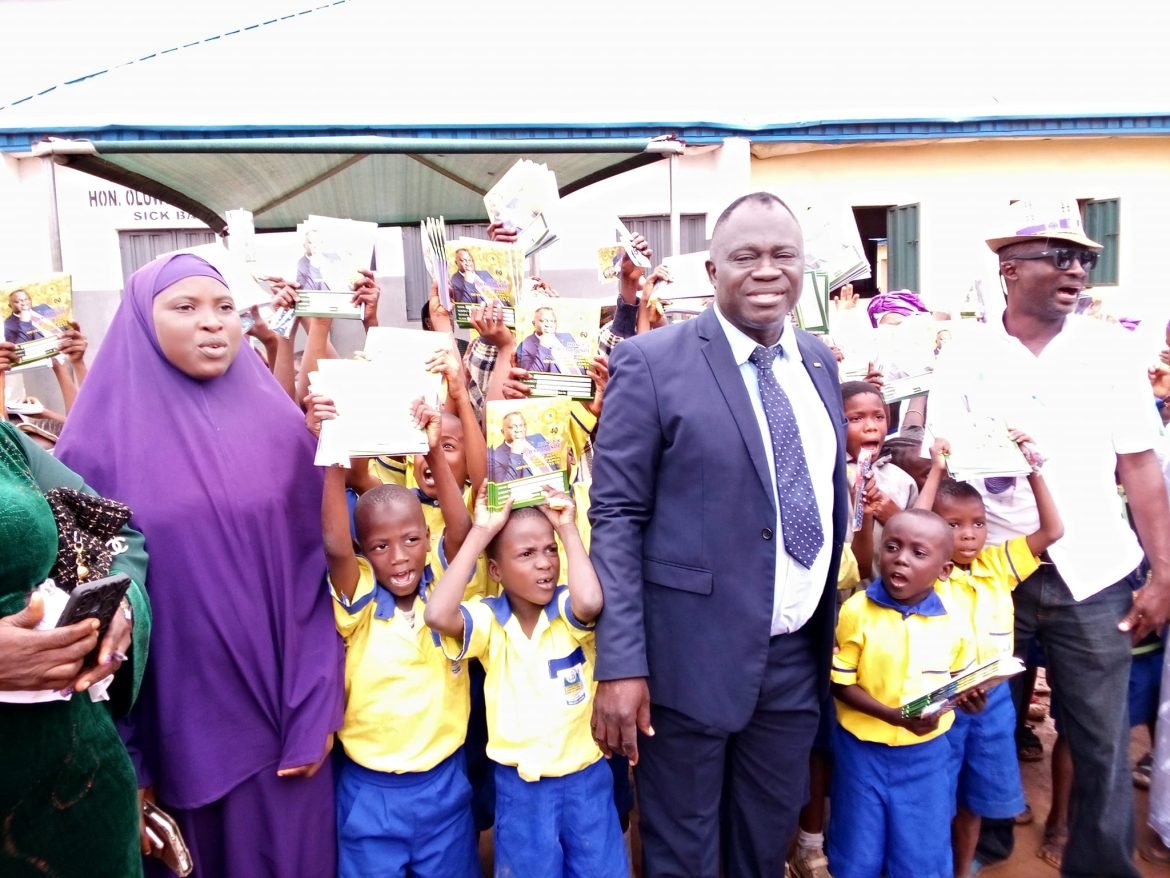 Orile Agege LCDA Chairman distributes writing materials to Public Primary School pupils