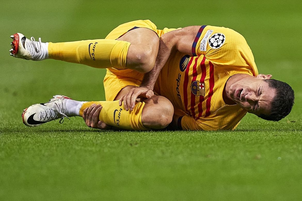 Barcelona confirm injury to Lewandowski, may miss El-Clasico