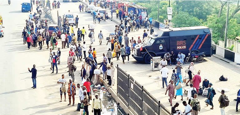 Commercial drivers protest against LASTMA Officials, make commuters stranded